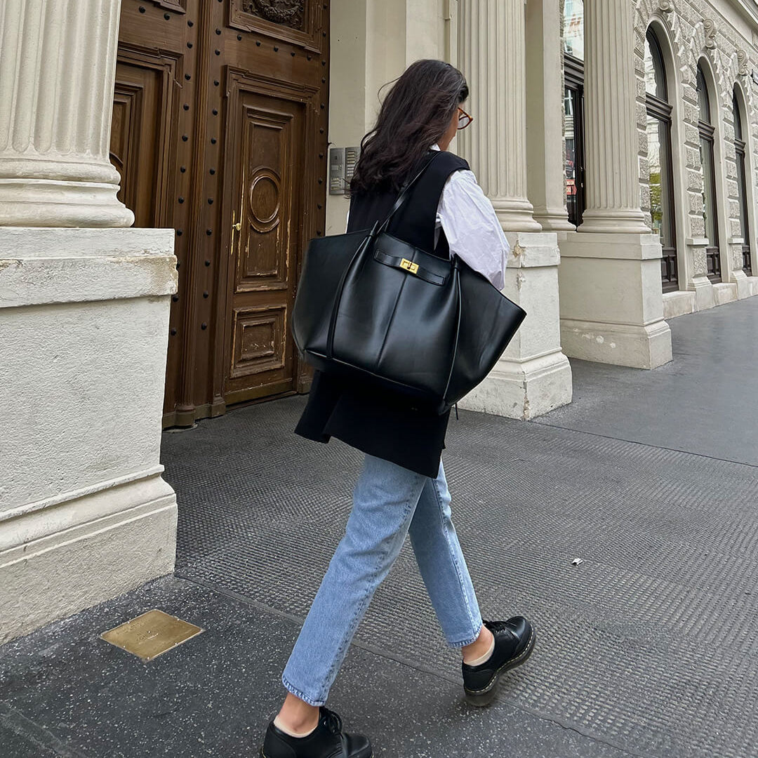 Sac cabas femme en cuir vegan, porté à l'épaule