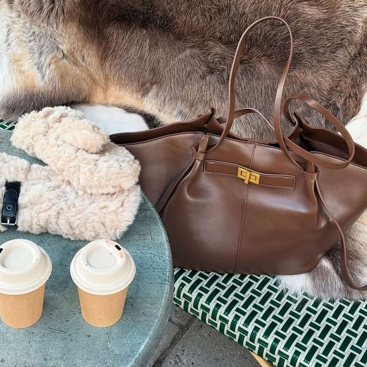Sac cabas femme en cuir vegan, porté à l'épaule