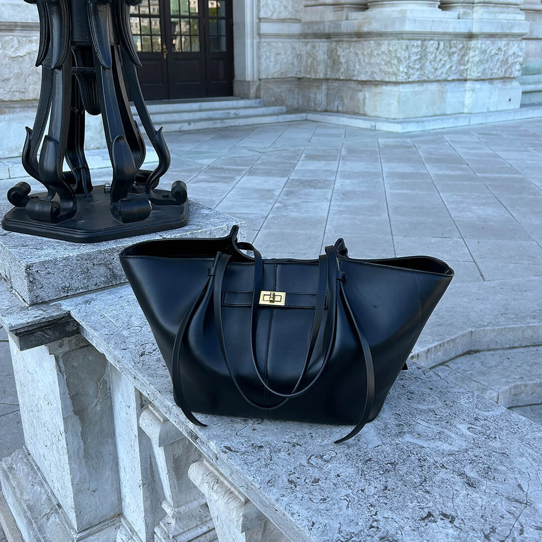 Sac cabas femme en cuir vegan, porté à l'épaule