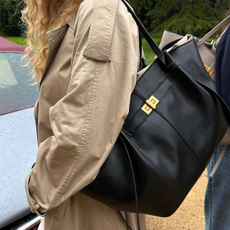 Sac cabas femme en cuir vegan, porté à l'épaule