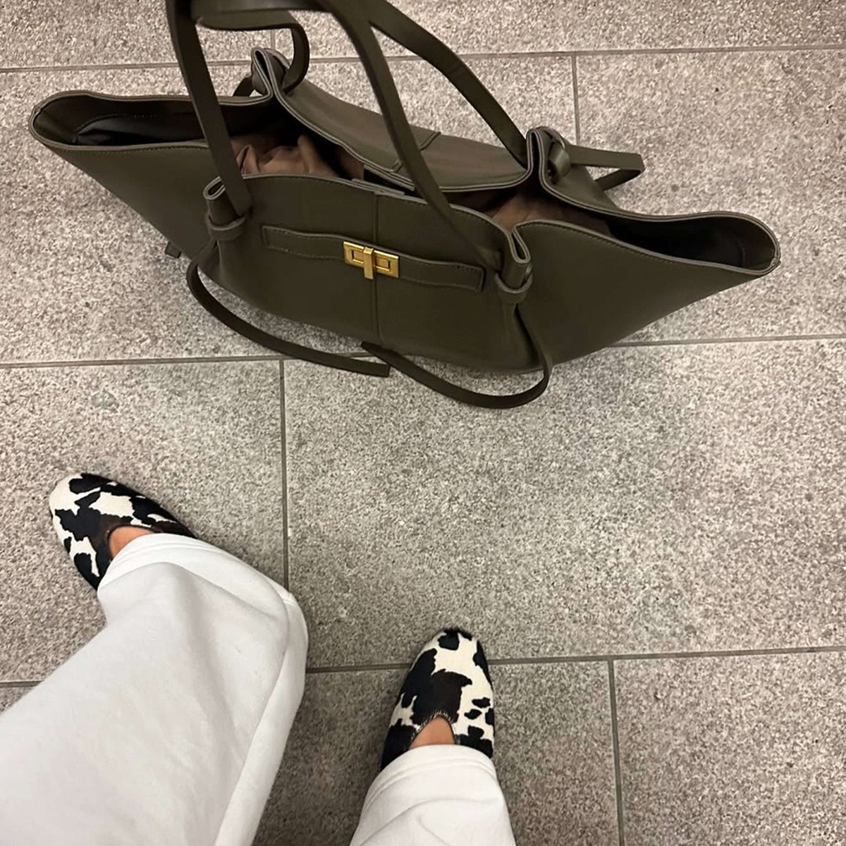 Sac cabas femme en cuir vegan, porté à l'épaule