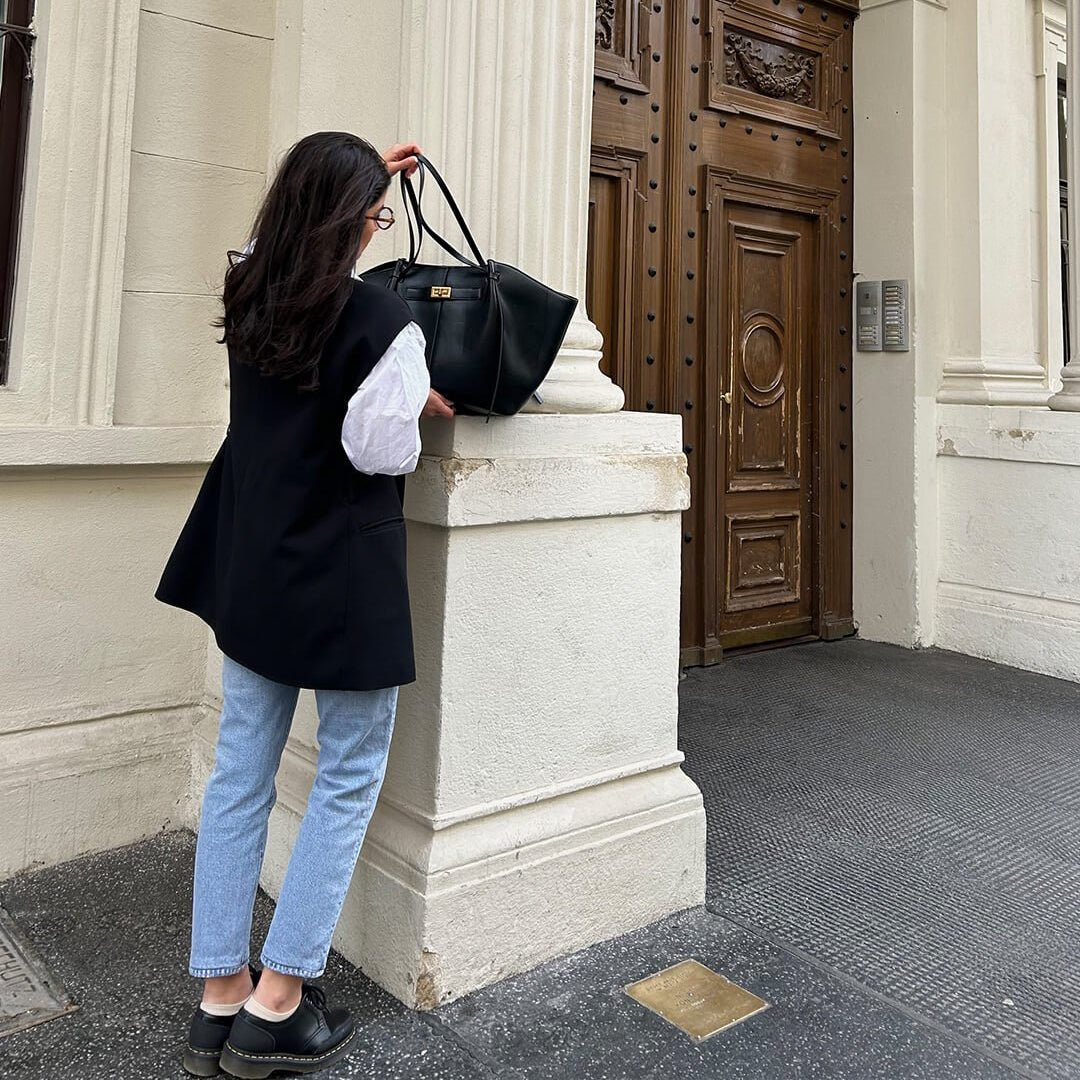 Sac cabas femme en cuir vegan, porté à l'épaule