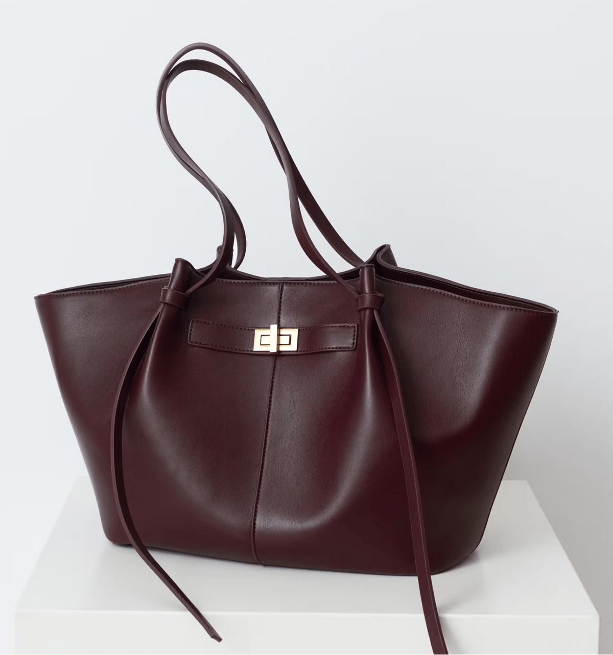 Sac cabas femme en cuir vegan, porté à l'épaule