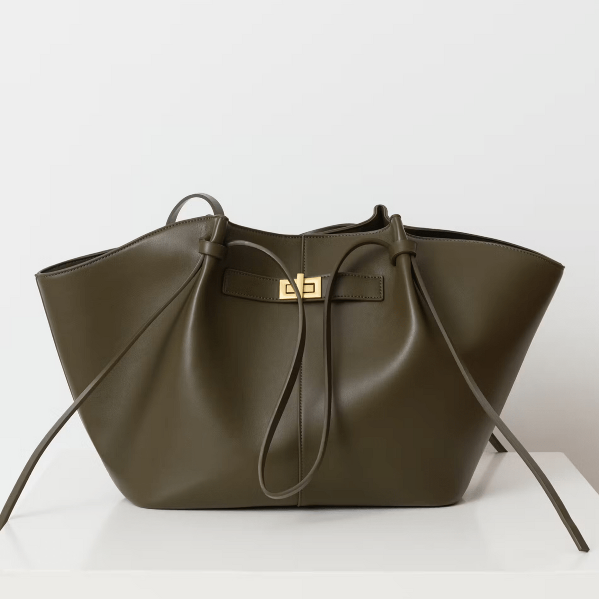 Sac cabas femme en cuir vegan, porté à l'épaule