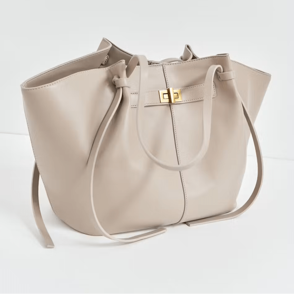 Sac cabas femme en cuir vegan, porté à l'épaule